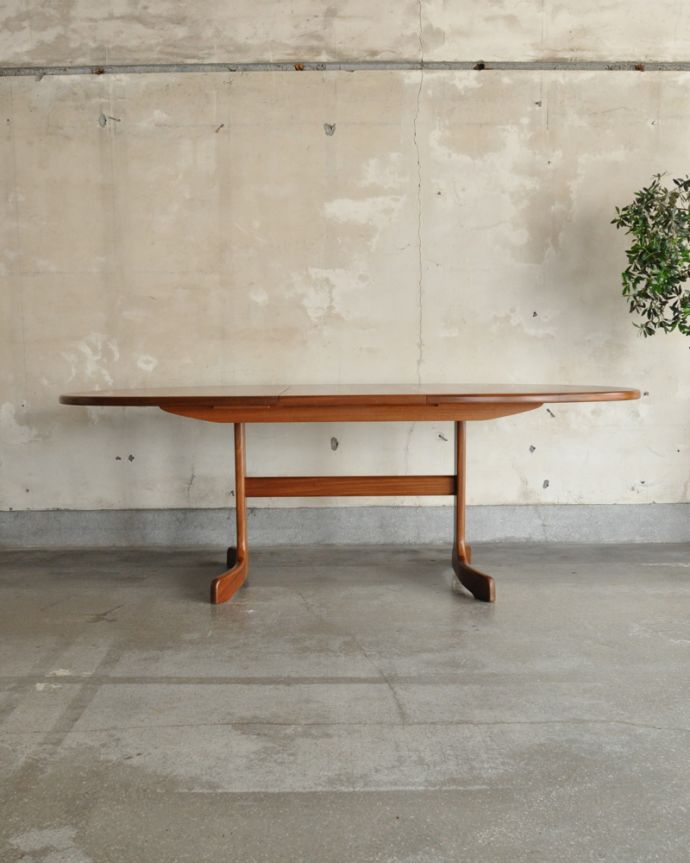 G-PLAN(Gプラン)　アンティーク家具　かっこいい脚の伸張式のダイニングテーブル、G-PLANのヴィンテージ家具。もちろん常に広げたままの状態でもお使い頂けます。(k-1807-f)