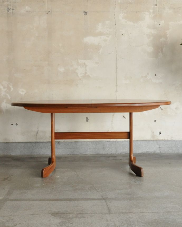 G-PLAN(Gプラン)　アンティーク家具　かっこいい脚の伸張式のダイニングテーブル、G-PLANのヴィンテージ家具。閉じたときです。(k-1807-f)