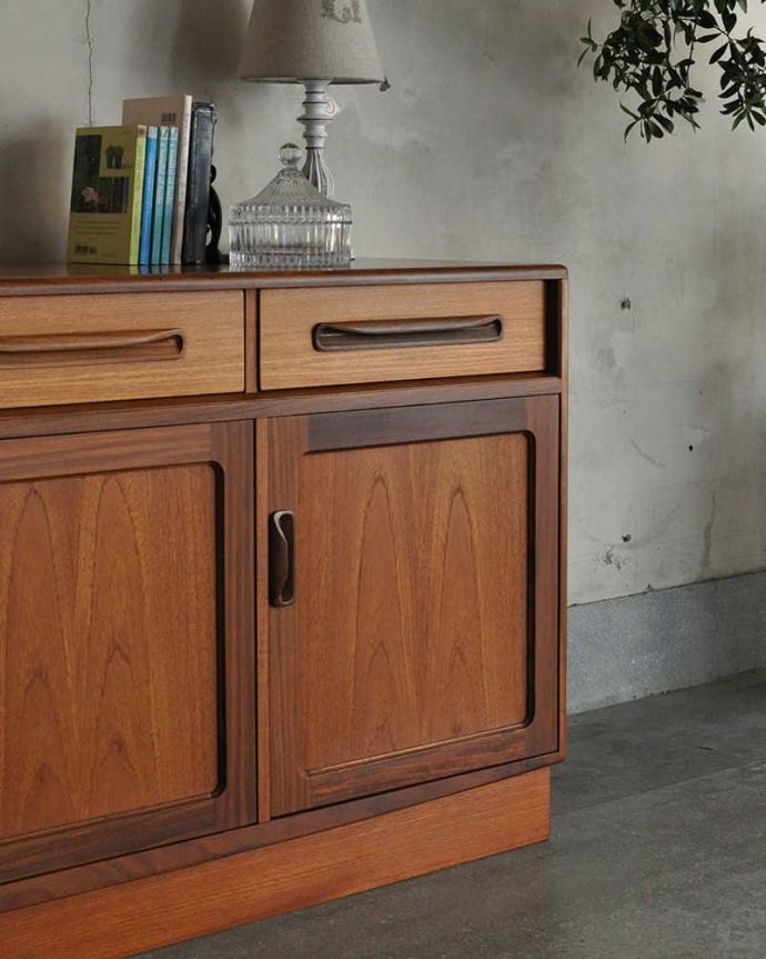 G-PLAN(Gプラン)　アンティーク家具　かっこいいヴィンテージ家具、リビングで活躍してくれるサイドボード。リビングで電話などの置き場所として使っても最適です。(k-1808-f)