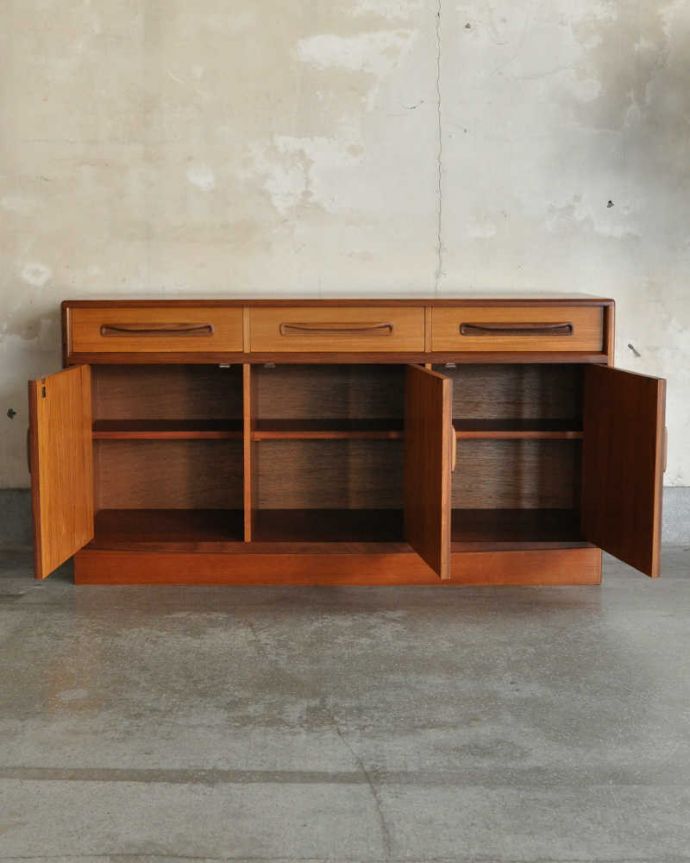 G-PLAN(Gプラン)　アンティーク家具　かっこいいヴィンテージ家具、リビングで活躍してくれるサイドボード。扉の奥はたっぷり収納。(k-1808-f)