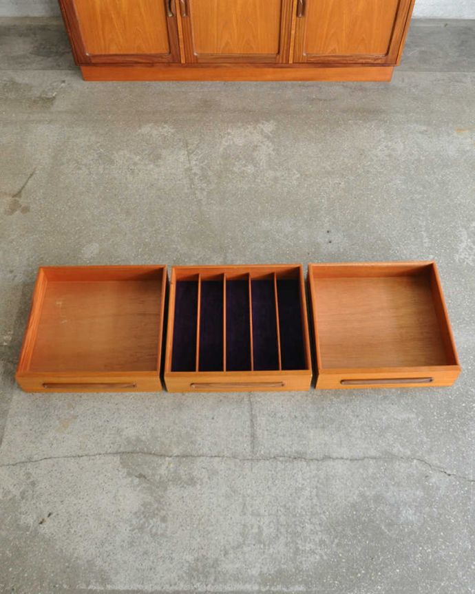 G-PLAN(Gプラン)　アンティーク家具　かっこいいヴィンテージ家具、リビングで活躍してくれるサイドボード。引き出しがあるので細かいものもしまえます。(k-1808-f)