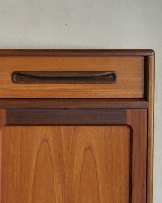 G-PLAN(Gプラン)　アンティーク家具　かっこいいヴィンテージ家具、リビングで活躍してくれるサイドボード。引き出しと扉の取っ手はお揃いのデザインになっています。(k-1808-f)