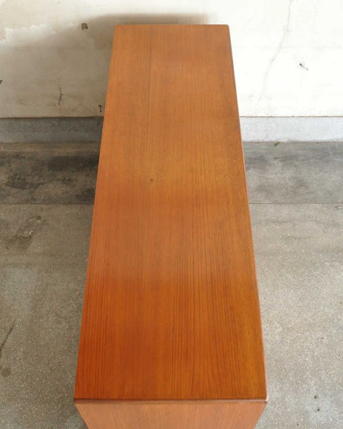 G-PLAN(Gプラン)　アンティーク家具　かっこいいヴィンテージ家具、リビングで活躍してくれるサイドボード。天板もキレイに塗装を仕上げました。(k-1808-f)