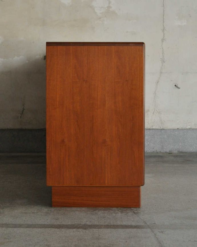 G-PLAN(Gプラン)　アンティーク家具　かっこいいヴィンテージ家具、リビングで活躍してくれるサイドボード。どこから見てもステキ。(k-1808-f)