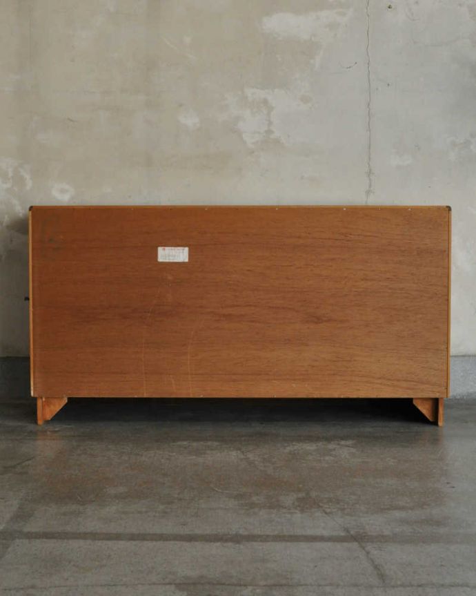 G-PLAN(Gプラン)　アンティーク家具　かっこいいヴィンテージ家具、リビングで活躍してくれるサイドボード。アンティークは新品ではないので、もちろん経年変化によるキズはありますが、専門の職人が目立たないようキレイにお直しをしているので、後姿までキレイです。(k-1808-f)