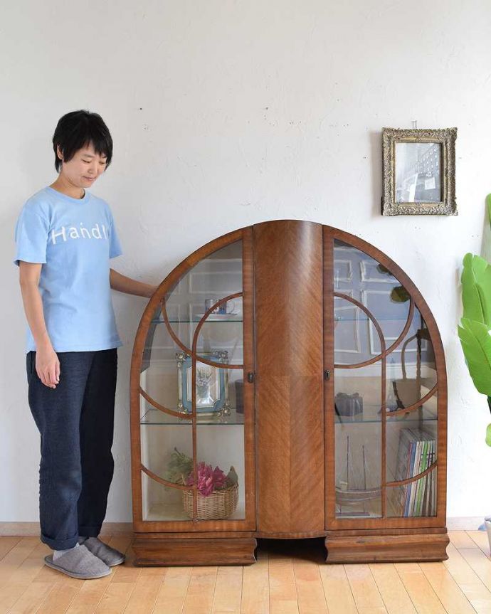 アンティークのキャビネット　アンティーク家具　イギリスのアンティーク家具、美しい装飾が入ったガラスキャビネット。おススメNo.1のアンティーク家具もともとチャイナキャビネットとして陶器を見せながら収納するために造られたガラスの扉のキャビネット。(k-1809-f)