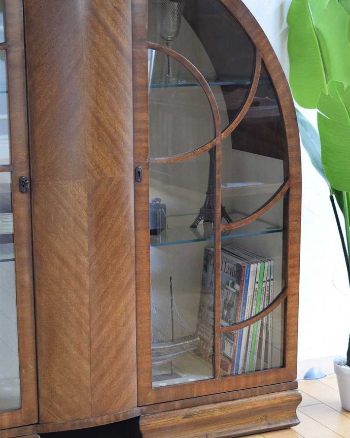 アンティークのキャビネット　アンティーク家具　イギリスのアンティーク家具、美しい装飾が入ったガラスキャビネット。アンティークのガラスを通してみると、なんだか高級光をたっぷり取り入れてくれるガラス扉と棚板。(k-1809-f)