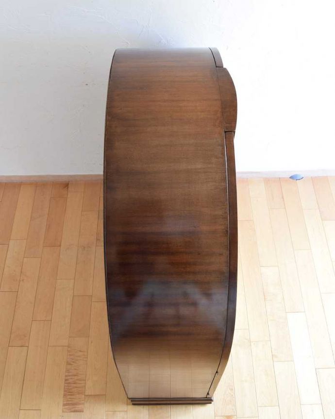 アンティークのキャビネット　アンティーク家具　イギリスのアンティーク家具、美しい装飾が入ったガラスキャビネット。こんな形のキャビネットです。(k-1809-f)