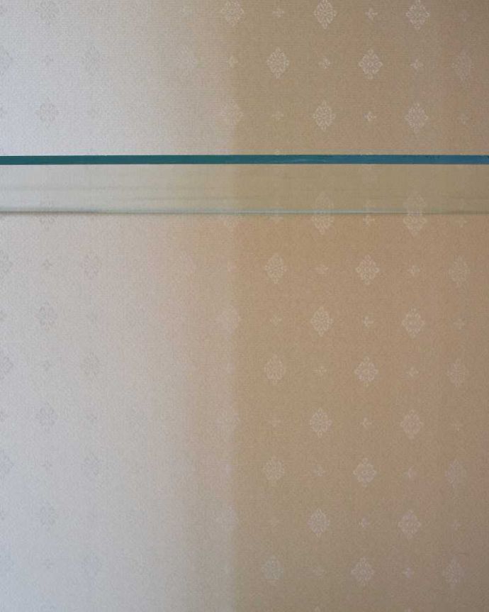 アンティークのキャビネット　アンティーク家具　イギリスのアンティーク家具、美しい装飾が入ったガラスキャビネット。新しい生地で張り替えましたキャビネットの表情に合わせて新しい背板の生地を選びました。(k-1809-f)