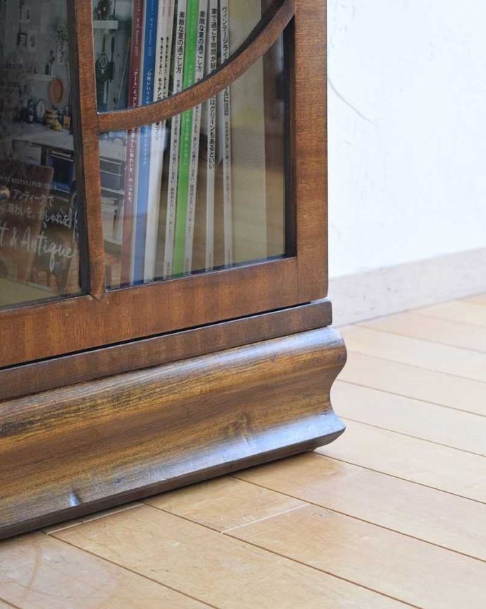 アンティークのキャビネット　アンティーク家具　イギリスのアンティーク家具、美しい装飾が入ったガラスキャビネット。女性１人でもラクラク運べちゃうんですHandleのアンティークは脚の裏にフェルトキーパーをお付けしています。(k-1809-f)