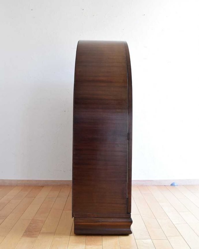 アンティークのキャビネット　アンティーク家具　イギリスのアンティーク家具、美しい装飾が入ったガラスキャビネット。横から見てもステキ横から見るとこんな感じ。(k-1809-f)