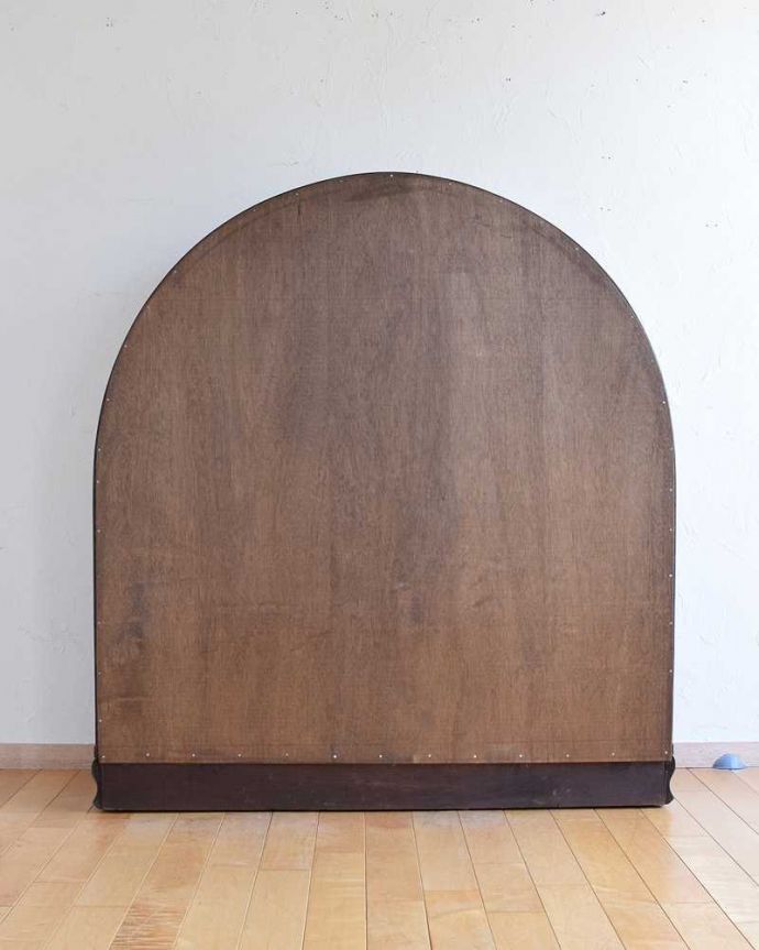 アンティークのキャビネット　アンティーク家具　イギリスのアンティーク家具、美しい装飾が入ったガラスキャビネット。実は後ろから見てもキレイなんです。(k-1809-f)