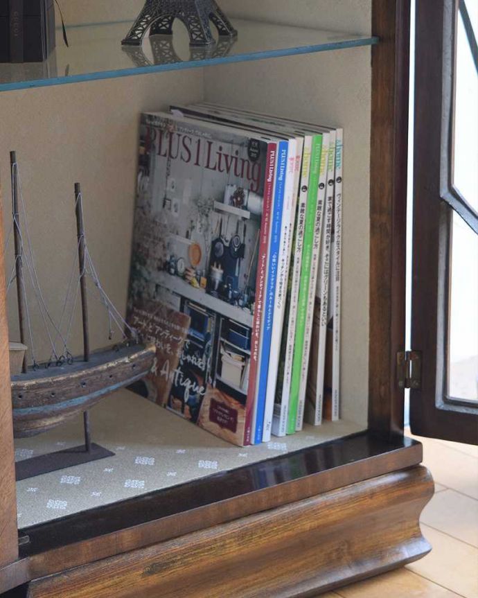 アンティークのキャビネット　アンティーク家具　イギリスのアンティーク家具、美しい装飾が入ったガラスキャビネット。A4サイズの雑誌までしっかり収納出来ちゃう大きさ。(k-1809-f)