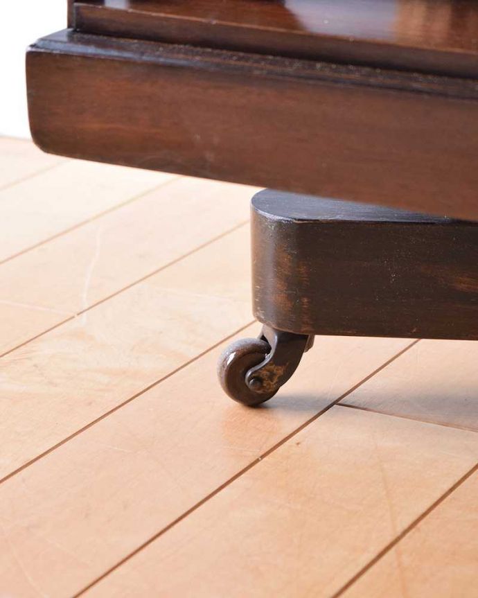 アンティークのキャビネット　アンティーク家具　英国から届いた、くるくる回転する便利なアンティーク家具、リボルビングブックケース。脚先には、キャスターアンティークは、今のプラスチックと違って質感がいいので動きは悪いですが、ちゃんと動きます。(k-1810-f)