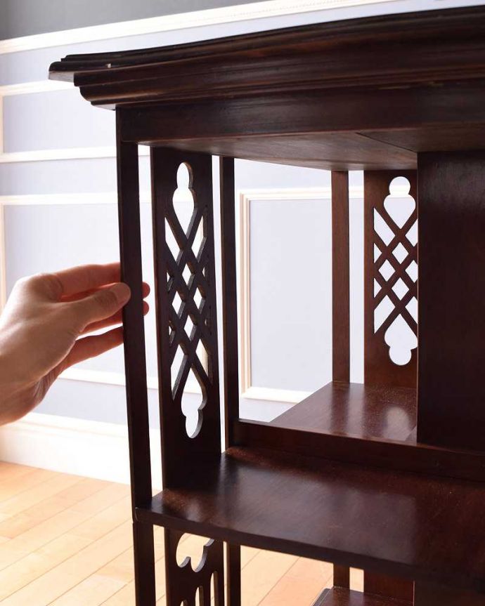 アンティークのキャビネット　アンティーク家具　英国から届いた、くるくる回転する便利なアンティーク家具、リボルビングブックケース。棚部分は手で押すと簡単にくるくる回転させることが出来ますよ。(k-1810-f)