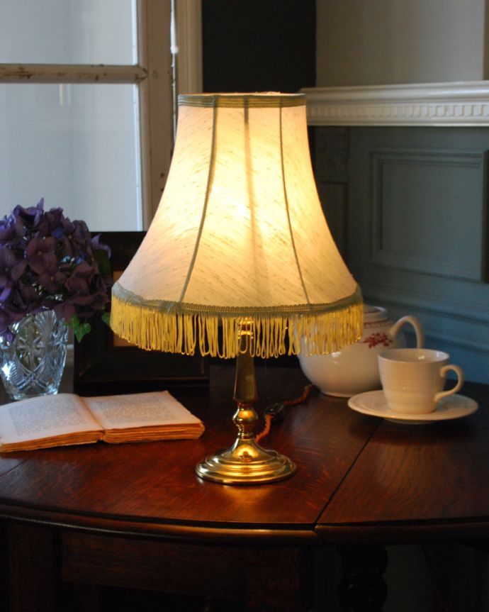 スタンドライト　照明・ライティング　お洒落なフリンジ付きの大人っぽいアンティークテーブルランプ（シェード付き）（Ｅ17シャンデリア球付）。電気を付けると・・・シェードを通した灯りは、とっても柔らか。(k-1812-z)