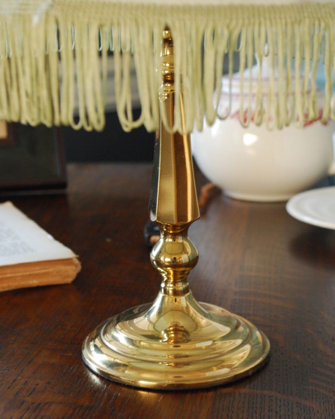 スタンドライト　照明・ライティング　お洒落なフリンジ付きの大人っぽいアンティークテーブルランプ（シェード付き）（Ｅ17シャンデリア球付）。安定感のあるスタンドです。(k-1812-z)