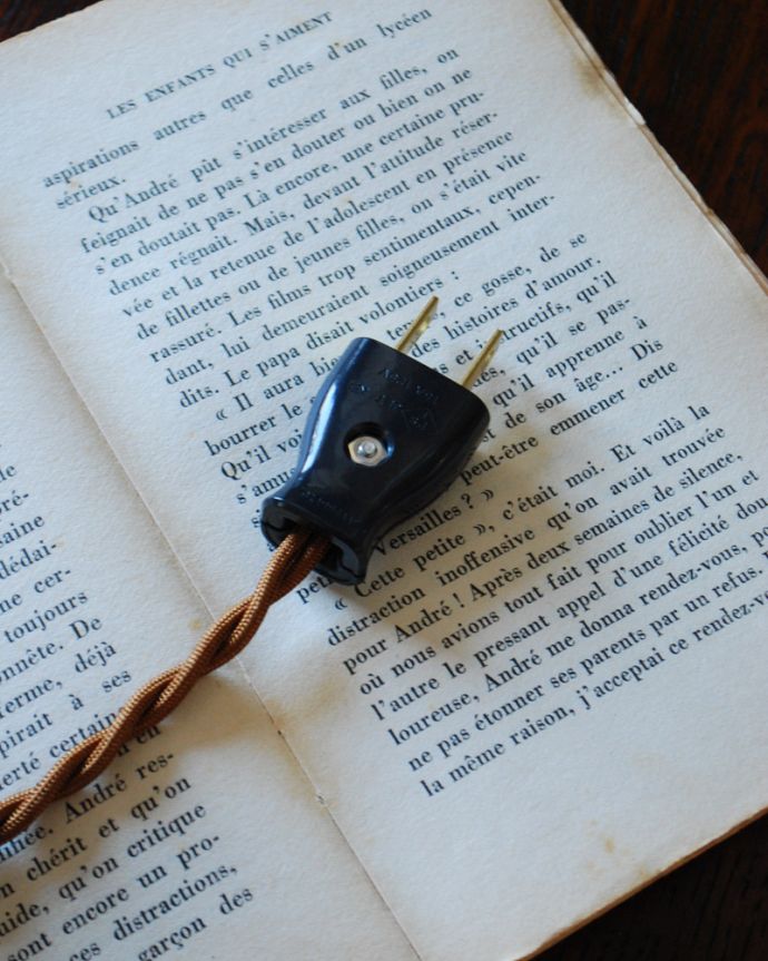 スタンドライト　照明・ライティング　お洒落なフリンジ付きの大人っぽいアンティークテーブルランプ（シェード付き）（Ｅ17シャンデリア球付）。コンセントで簡単につなぐだけです。(k-1812-z)