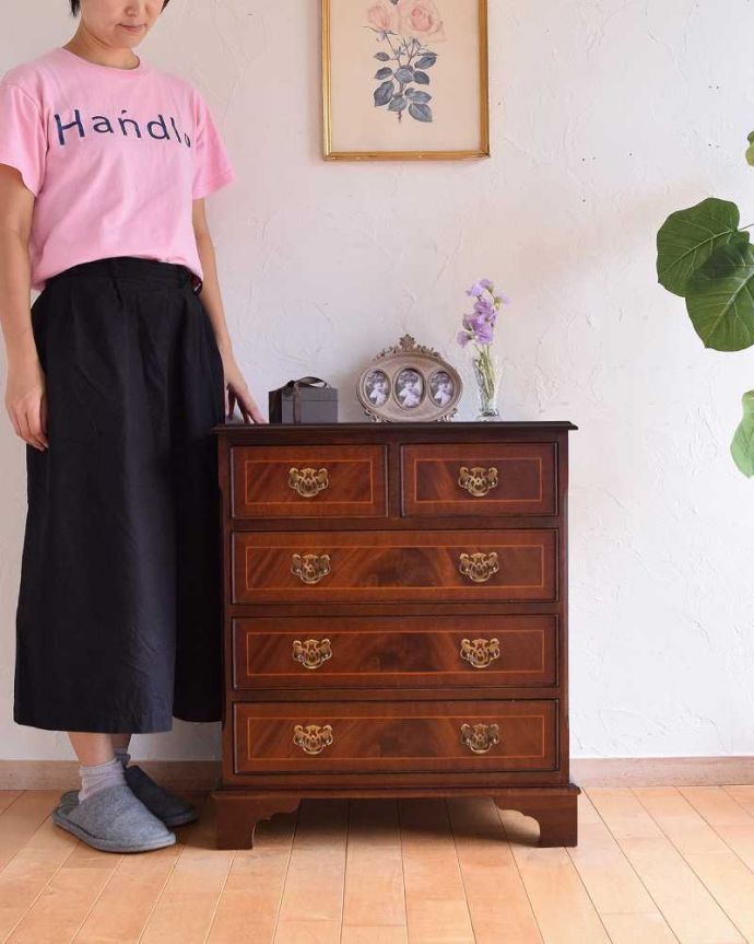 アンティークのチェスト　アンティーク家具　クラシカルなアンティーク英国家具、象嵌の入ったのマホガニー材のチェスト。象嵌が施された気品のあるチェスト英国アンティークのチェストらしい上品な象嵌細工が、上質な雰囲気を醸し出してくれます。(k-1816-f)