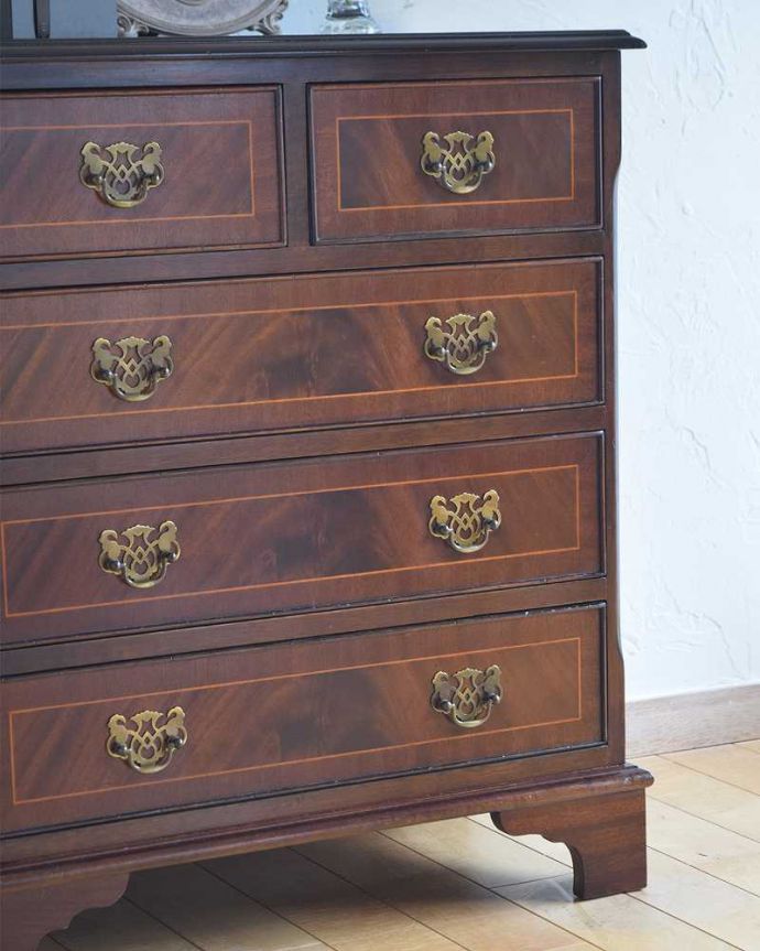 アンティークのチェスト　アンティーク家具　クラシカルなアンティーク英国家具、象嵌の入ったのマホガニー材のチェスト。素材の良さと職人技が光るデザイン高級アンティークらしいシンプルなデザインは、上質な素材を使っている証拠。(k-1816-f)