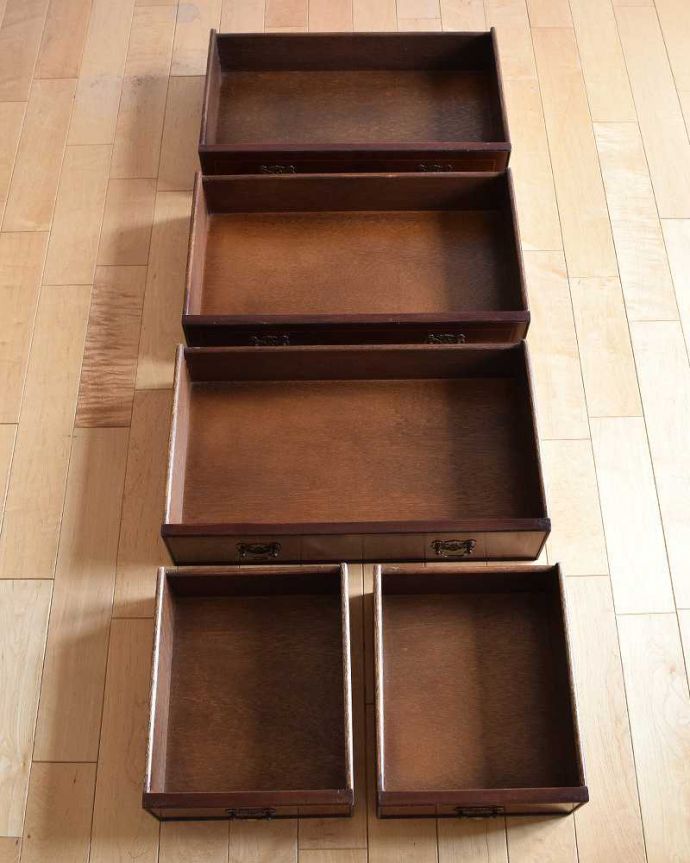 アンティークのチェスト　アンティーク家具　クラシカルなアンティーク英国家具、象嵌の入ったのマホガニー材のチェスト。キレイに修復したので、何を入れてもOK！このタイプのお直しには自信があります！引き出しの中もピッカピカに修復したので、いろんなものを入れて実用的に使って下さい。(k-1816-f)