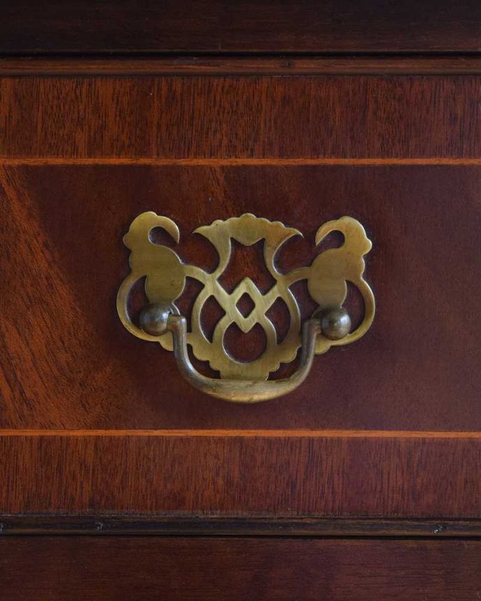 アンティークのチェスト　アンティーク家具　クラシカルなアンティーク英国家具、象嵌の入ったのマホガニー材のチェスト。手をかけて開ける度に…アンティークらしく高級感がある凝ったデザインの取っ手。(k-1816-f)