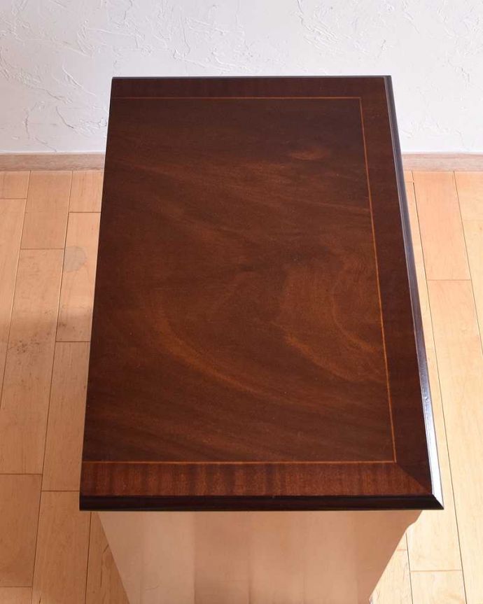 アンティークのチェスト　アンティーク家具　クラシカルなアンティーク英国家具、象嵌の入ったのマホガニー材のチェスト。ピカピカに仕上げました天板も時間をかけて修復しました。(k-1816-f)