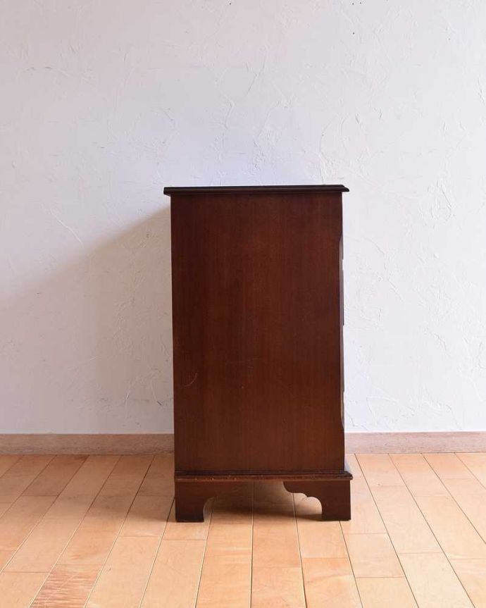 アンティークのチェスト　アンティーク家具　クラシカルなアンティーク英国家具、象嵌の入ったのマホガニー材のチェスト。横から見てもステキもちろん、横から見てもキレイです。(k-1816-f)