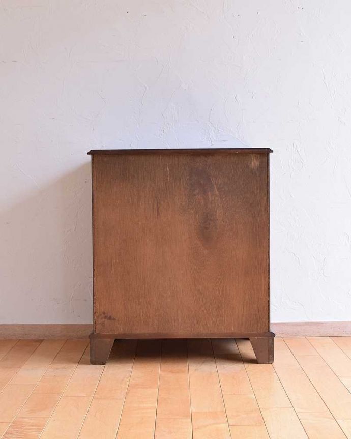 アンティークのチェスト　アンティーク家具　クラシカルなアンティーク英国家具、象嵌の入ったのマホガニー材のチェスト。後ろ姿だってキレイ！アンティークは新品ではないので、もちろん経年変化によるキズはありますが、専門の職人がしっかり修復したので、後ろ姿までキレイです。(k-1816-f)