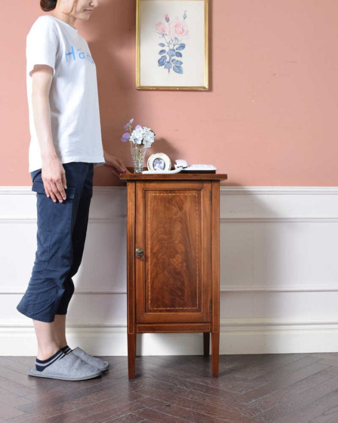 アンティークのキャビネット　アンティーク家具　マホガニー材で造られたキャビネット、アンティーク英国家具（ベッドサイドカップボード）。高級感がある女性らしい優しいシルエットどんな場所にも置けるコンパクトなサイズ。(k-1817-f)