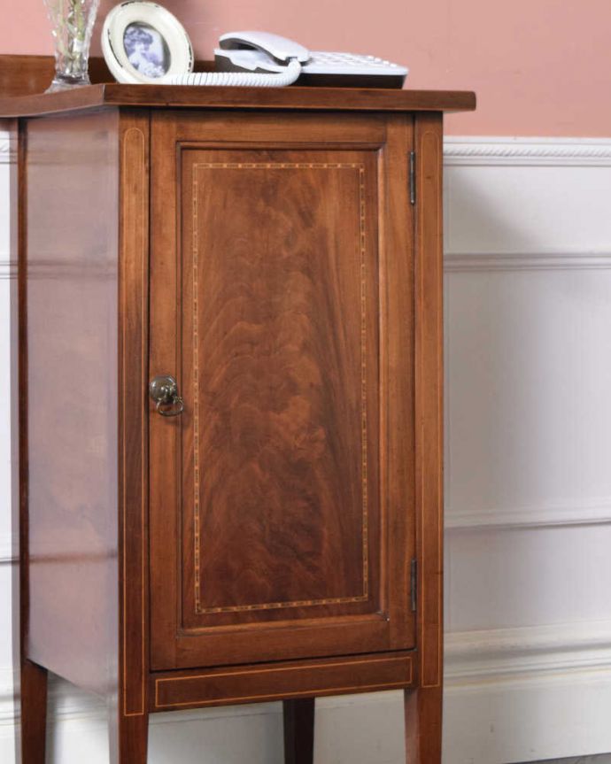 アンティークのキャビネット　アンティーク家具　マホガニー材で造られたキャビネット、アンティーク英国家具（ベッドサイドカップボード）。気品漂う木目の美しさしっとりとした大人の雰囲気を醸し出す小さなキャビネットは木目の美しさが自慢です。(k-1817-f)