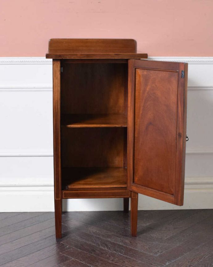 アンティークのキャビネット　アンティーク家具　マホガニー材で造られたキャビネット、アンティーク英国家具（ベッドサイドカップボード）。扉を開けて中を見てみると…職人がキレイに修復したので、扉の中もキレイです。(k-1817-f)