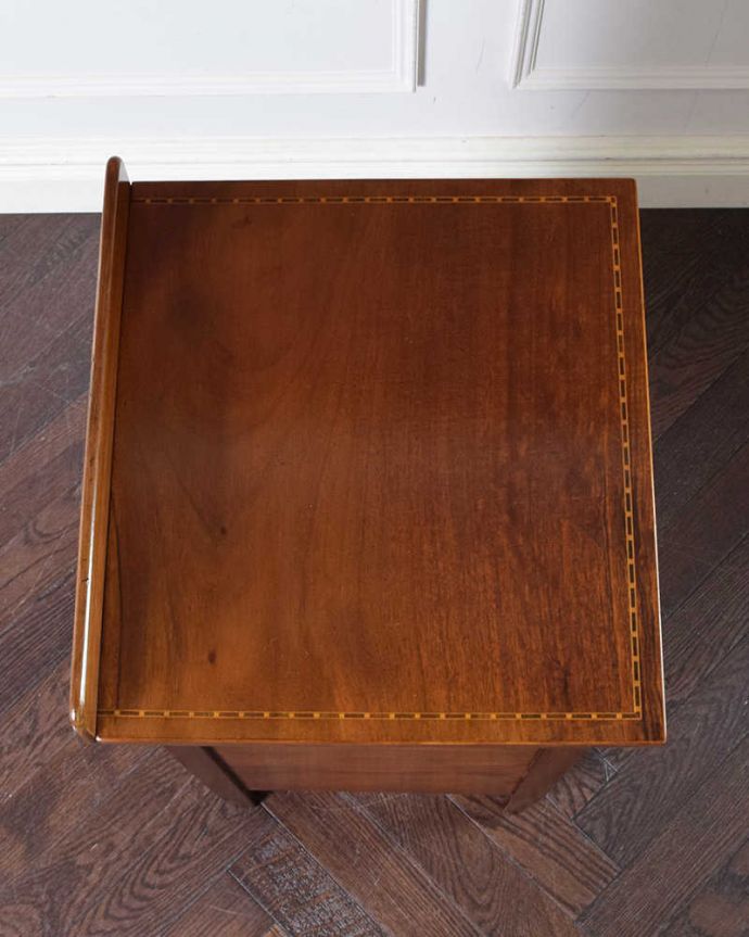 アンティークのキャビネット　アンティーク家具　マホガニー材で造られたキャビネット、アンティーク英国家具（ベッドサイドカップボード）。何を飾ろうかな…上から見ると、天板はこんな感じです。(k-1817-f)