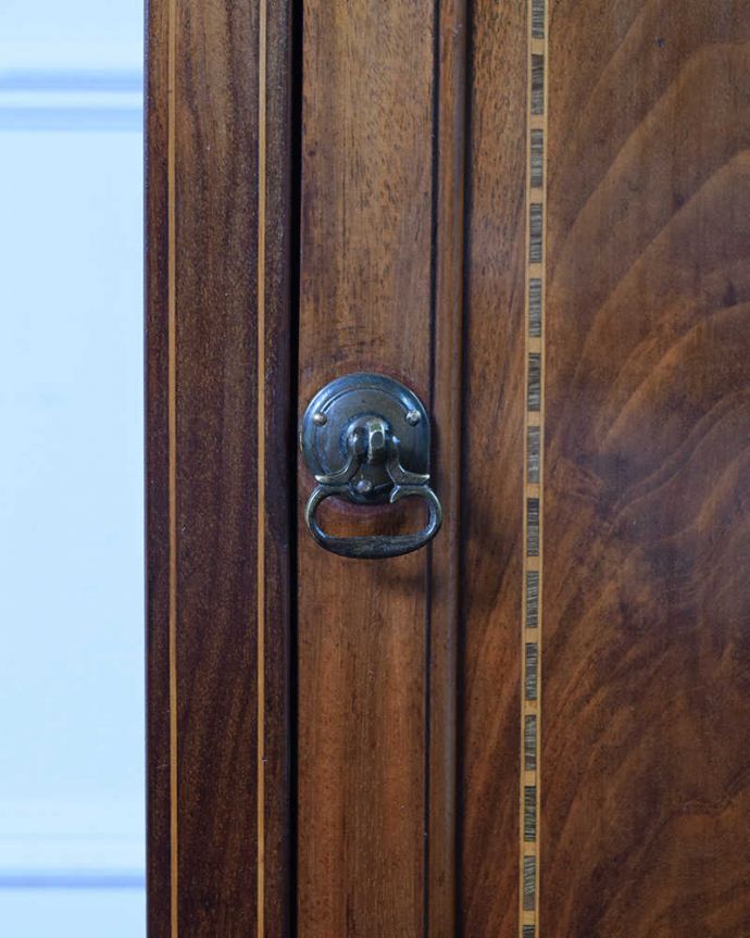 アンティークのキャビネット　アンティーク家具　マホガニー材で造られたキャビネット、アンティーク英国家具（ベッドサイドカップボード）。アクセサリーの様な取っ手。(k-1817-f)
