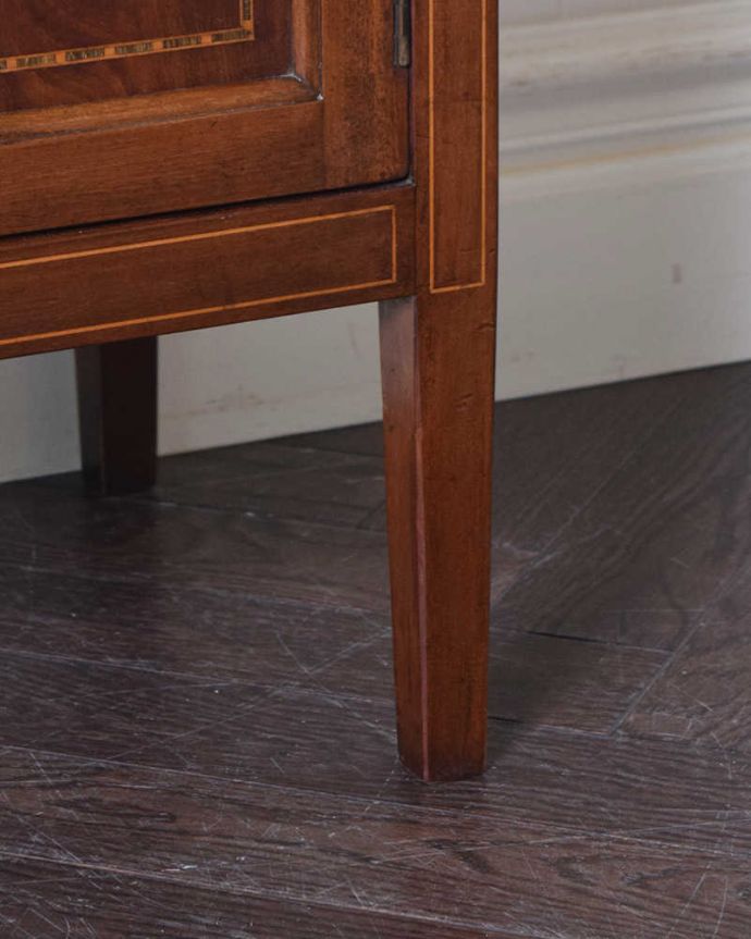 アンティークのキャビネット　アンティーク家具　マホガニー材で造られたキャビネット、アンティーク英国家具（ベッドサイドカップボード）。女性１人でもラクに運べちゃうヒミツHandleのアンティークは、脚の裏にフェルトキーパーをお付けしているので、床を滑らせれば女性でも移動がカンタンに出来ます！。(k-1817-f)