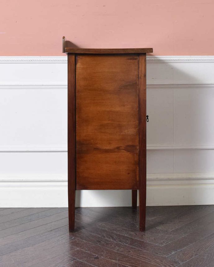 アンティークのキャビネット　アンティーク家具　マホガニー材で造られたキャビネット、アンティーク英国家具（ベッドサイドカップボード）。横顔だっても美しい正面だけじゃなく横から見ても美しい姿です。(k-1817-f)