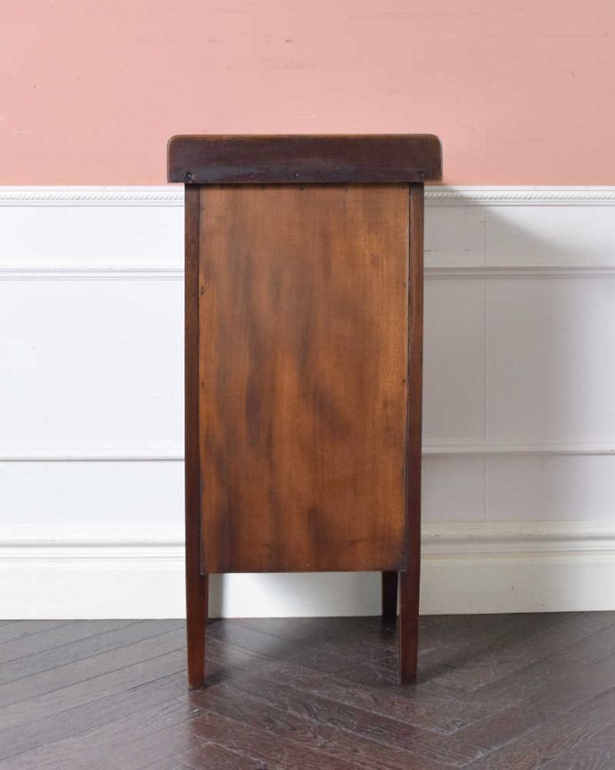 アンティークのキャビネット　アンティーク家具　マホガニー材で造られたキャビネット、アンティーク英国家具（ベッドサイドカップボード）。後ろ姿にも注目！アンティークは新品ではないので、経年変化によるキズはありますが、専門の職人がキレイにお直しをしているので、後ろ姿もキレイです。(k-1817-f)