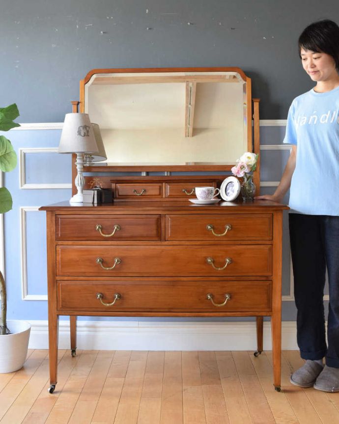 アンティークのドレッサー　アンティーク家具　英国輸入のアンティーク家具、女性らしい象嵌が美しい英国のドレッシングチェスト。鏡だけじゃない！収納もタップリ出来ちゃうアンティーク家具日本でドレッサーと呼ばれる家具。(k-1818-f)