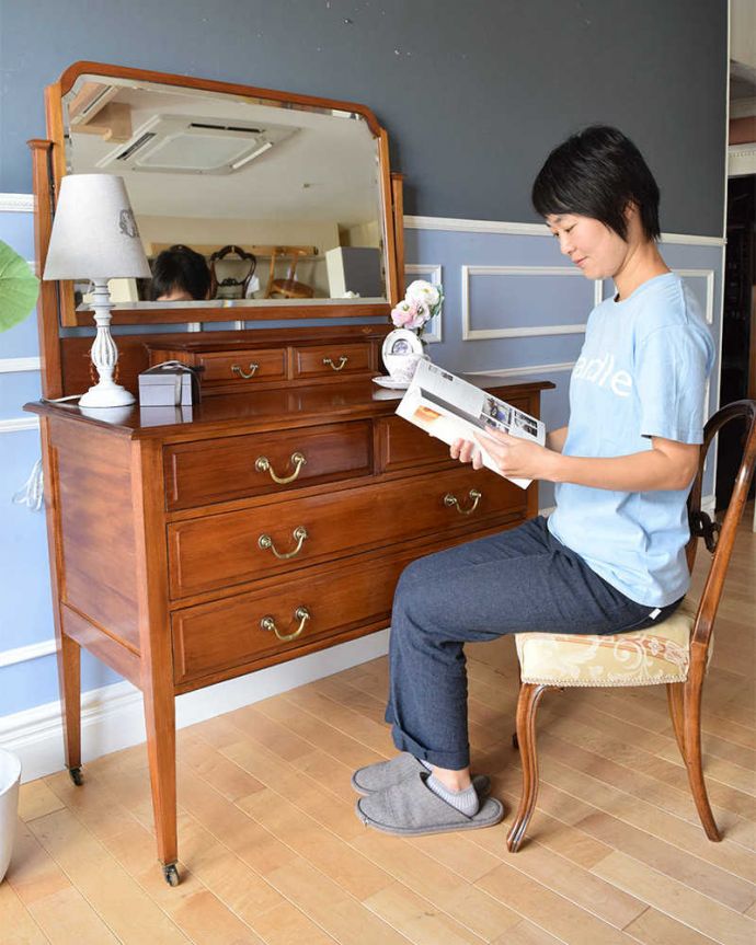 アンティークのドレッサー　アンティーク家具　英国輸入のアンティーク家具、女性らしい象嵌が美しい英国のドレッシングチェスト。寝室だけじゃなく、リビングでも玄関でも･･･ドレッサーと言うと寝室の家具ってイメージがありますが、ドレッシングチェストはデザインも素敵なのでみんなが集まるお部屋で使うのもおススメです。(k-1818-f)