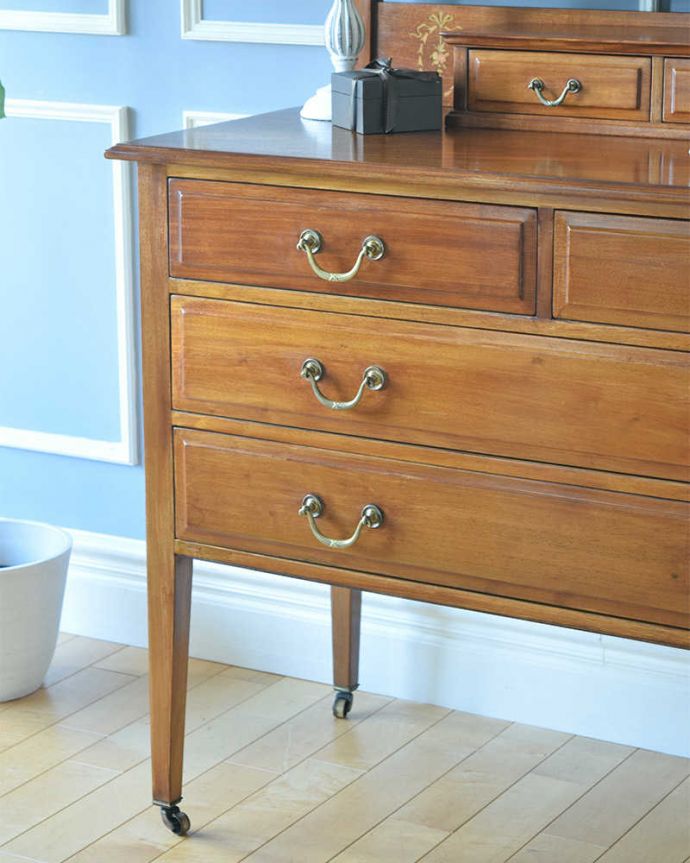 アンティークのドレッサー　アンティーク家具　英国輸入のアンティーク家具、女性らしい象嵌が美しい英国のドレッシングチェスト。英国アンティークらしい凛とした雰囲気木目と彫の美しさが際立つ英国のアンティークらしいドレッシングチェスト。(k-1818-f)