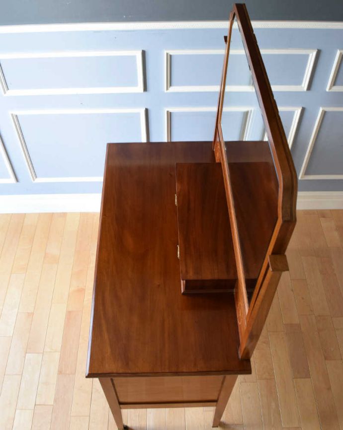 アンティークのドレッサー　アンティーク家具　英国輸入のアンティーク家具、女性らしい象嵌が美しい英国のドレッシングチェスト。上から見るとこんな感じです。(k-1818-f)