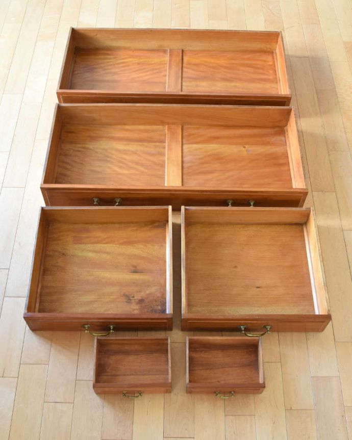 アンティークのドレッサー　アンティーク家具　英国輸入のアンティーク家具、女性らしい象嵌が美しい英国のドレッシングチェスト。たっぷり収納出来るキレイな引き出し引き出しは手前が1段目。(k-1818-f)