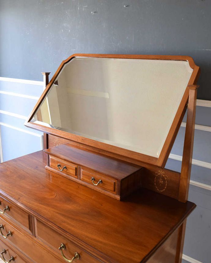 アンティークのドレッサー　アンティーク家具　英国輸入のアンティーク家具、女性らしい象嵌が美しい英国のドレッシングチェスト。美しいアンティークのミラーアンティークのミラーは現代のものとは違って厚みがとても分厚いんです。(k-1818-f)