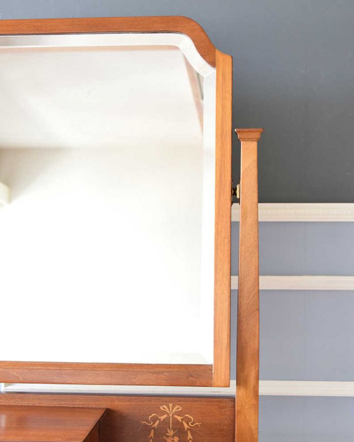 アンティークのドレッサー　アンティーク家具　英国輸入のアンティーク家具、女性らしい象嵌が美しい英国のドレッシングチェスト。キレイな状態のものを選んできましたが、気になる方には新しいミラーに取り替えてお届けします（別途見積もり）。(k-1818-f)