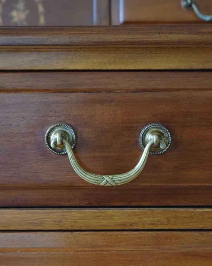 アンティークのドレッサー　アンティーク家具　英国輸入のアンティーク家具、女性らしい象嵌が美しい英国のドレッシングチェスト。アンティークらしい素敵な取っ手味わい深いアンティークらしい取っ手のデザインからも時間の流れが感じられます。(k-1818-f)