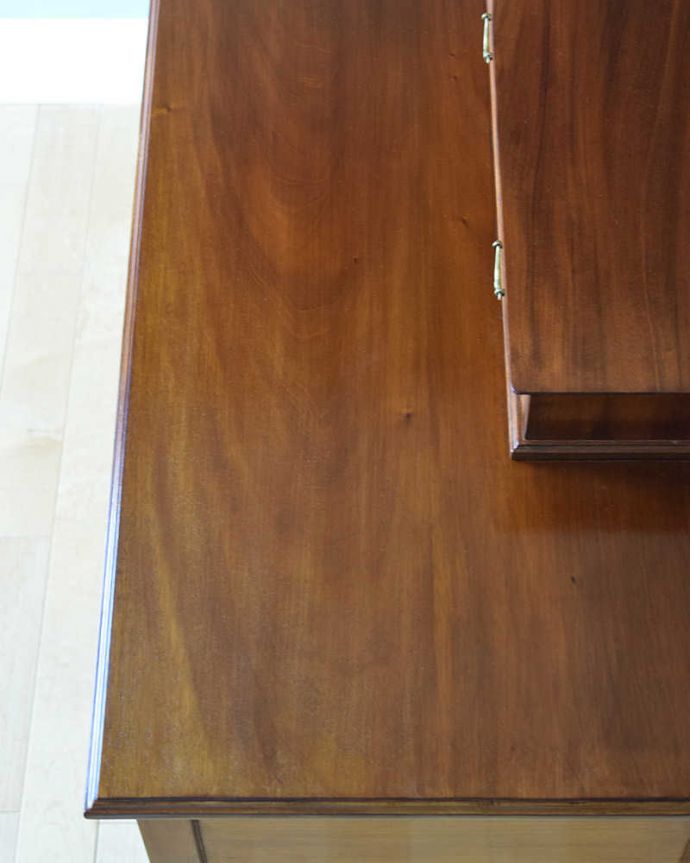 アンティークのドレッサー　アンティーク家具　英国輸入のアンティーク家具、女性らしい象嵌が美しい英国のドレッシングチェスト。天板の塗装もキレイ近づいてみると、ピッカピカでキレイに仕上げた天板の塗装。(k-1818-f)