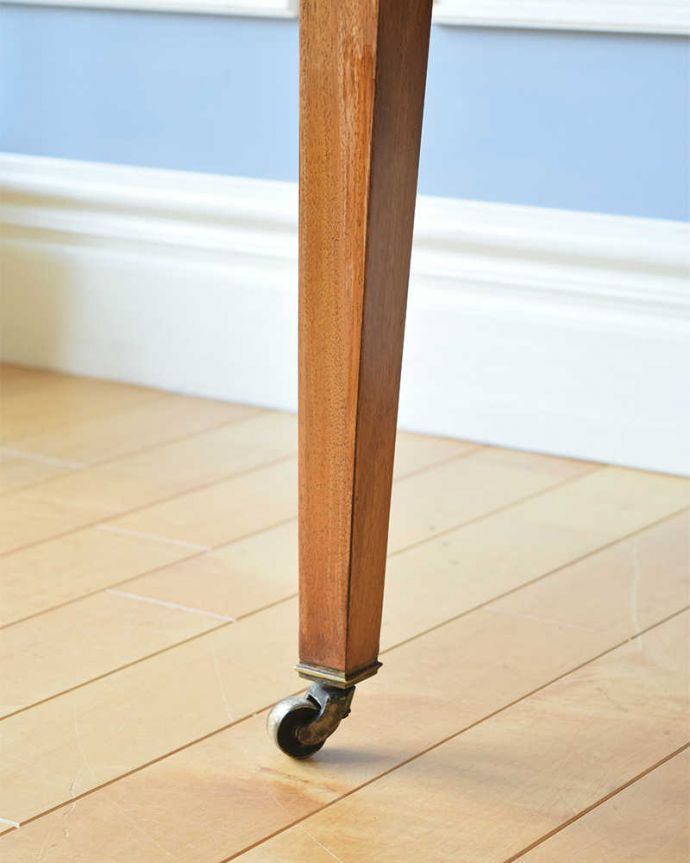 アンティークのドレッサー　アンティーク家具　英国輸入のアンティーク家具、女性らしい象嵌が美しい英国のドレッシングチェスト。脚先には･･･クルクル回転するキャスターが。(k-1818-f)