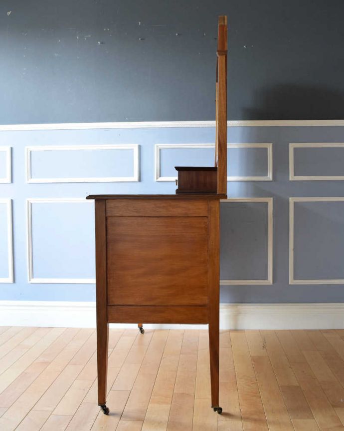 アンティークのドレッサー　アンティーク家具　英国輸入のアンティーク家具、女性らしい象嵌が美しい英国のドレッシングチェスト。横から見てもステキ横から見るとこんな感じ。(k-1818-f)