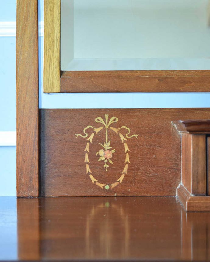 アンティークのドレッサー　アンティーク家具　英国輸入のアンティーク家具、女性らしい象嵌が美しい英国のドレッシングチェスト。上品で美しい象嵌象嵌とは模様に沿って異なる木材を埋め込んで絵を描いたものなんです。(k-1818-f)