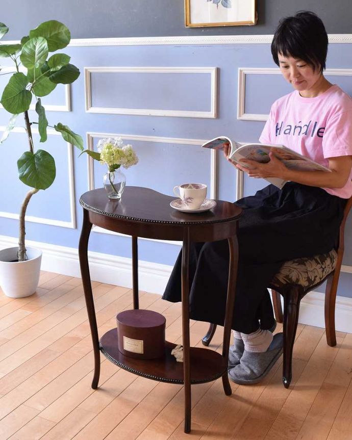 アンティークのテーブル　アンティーク家具　オシャレなビーンズ型のオケージョナルテーブル、高級感があるアンティーク英国家具。どんな場所でも便利に使える小さなテーブルそもそも「便利に使える」と言う名前のオケージョナルテーブル。(k-1823-f)